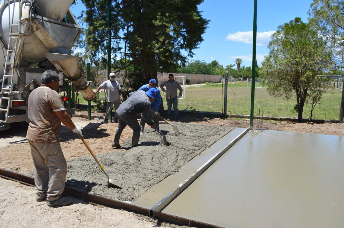 CABMatienzoOk's tweet photo. #CanchaDePadel 🎾Con mano de obra local, continuan los trabajos para la construcción de este nuevo espacio. 
 El piso va tomando forma🙌 https://t.co/oQJh7kJC0X