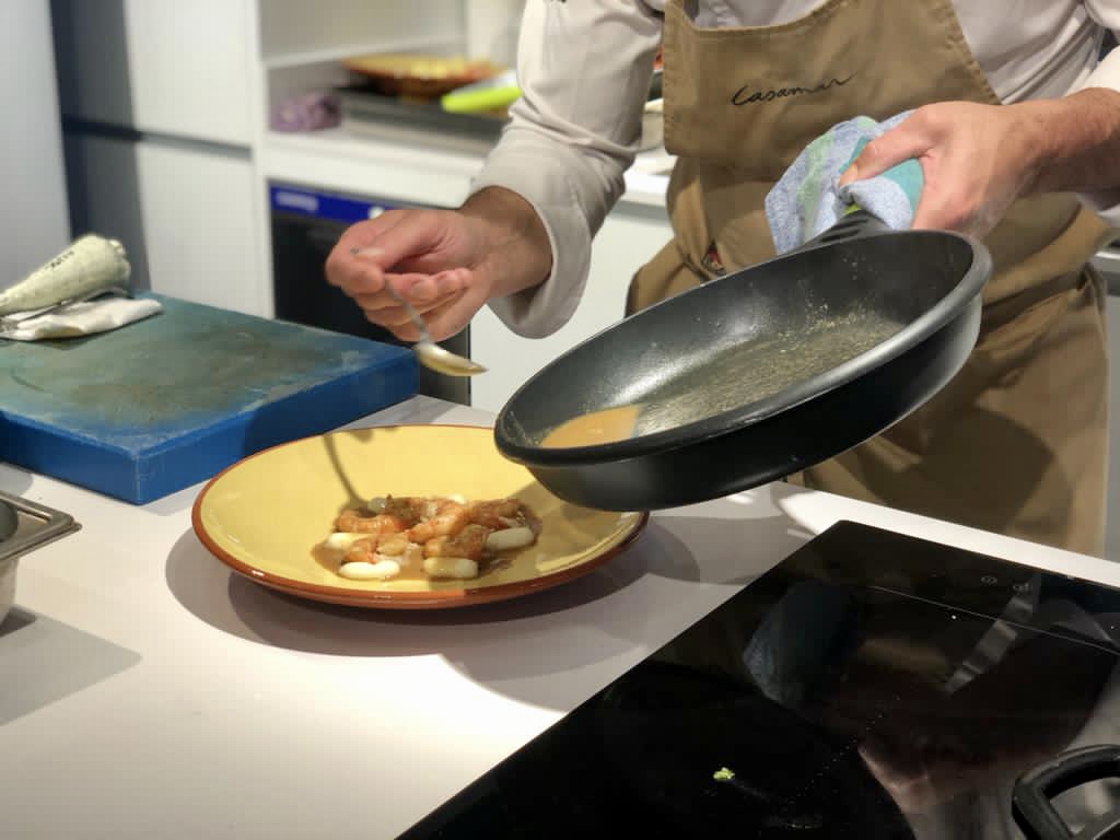 la_boqueria's tweet photo. Gran sessió avui de #QuimCasellas del @Restcasamar sobre #peixsostenible 🐟 i #cuinadelempordanet 👨‍🍳dins del cicle #boqueliciosa del #boqueria180 que hem emès per #streaming 
Hem comptat també amb Francesc Galí de @GALPCostaBrava 
La propera, el 10 de desembre amb #IolandaBustos https://t.co/OVIt7E2d5V