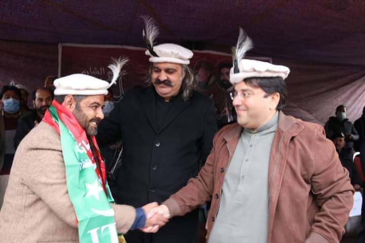 PTIGB_Official's tweet photo. گلگت نگر حلقہ 5 کے کامیاب آزاد امیدوار جاوید منوا نے وفافی وزیر برائے  امور کشمیر و گلگت بلتستان جناب علی آمین گنڈاپور اور چیف آرگنائزر پاکستان تحریک انصاف سیف اللہ خان نیازی کی موجود گی میں پاکستان تحریک انصاف میں شمولیت اختیار کر لی۔ https://t.co/ZviEaczEyo