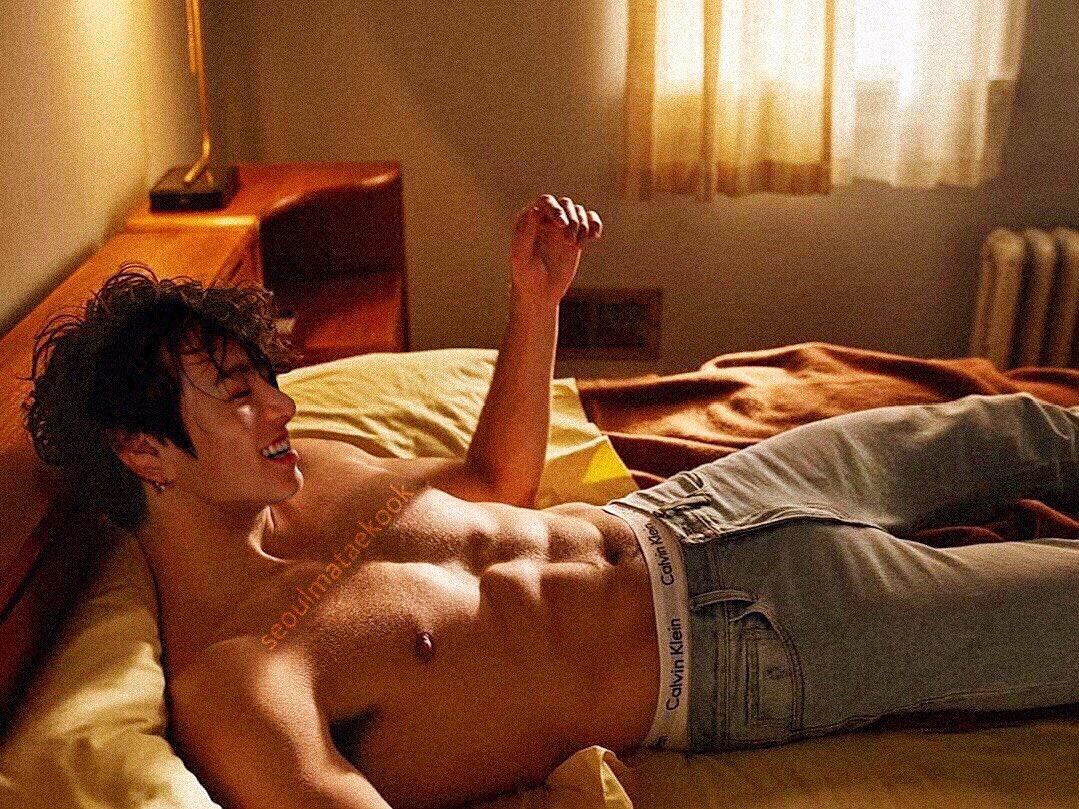 seoulmataekook's tweet photo. Golden hour 🌞🌻
#jungkook #kook #jungkookedit #jungkookedits #kookedit #kookedits #bts #taekook #kookv #btsedit #jungkooksexy #jungkooksexyedits #tattoo #jungkooktattoo https://t.co/Y1KFfjeI16