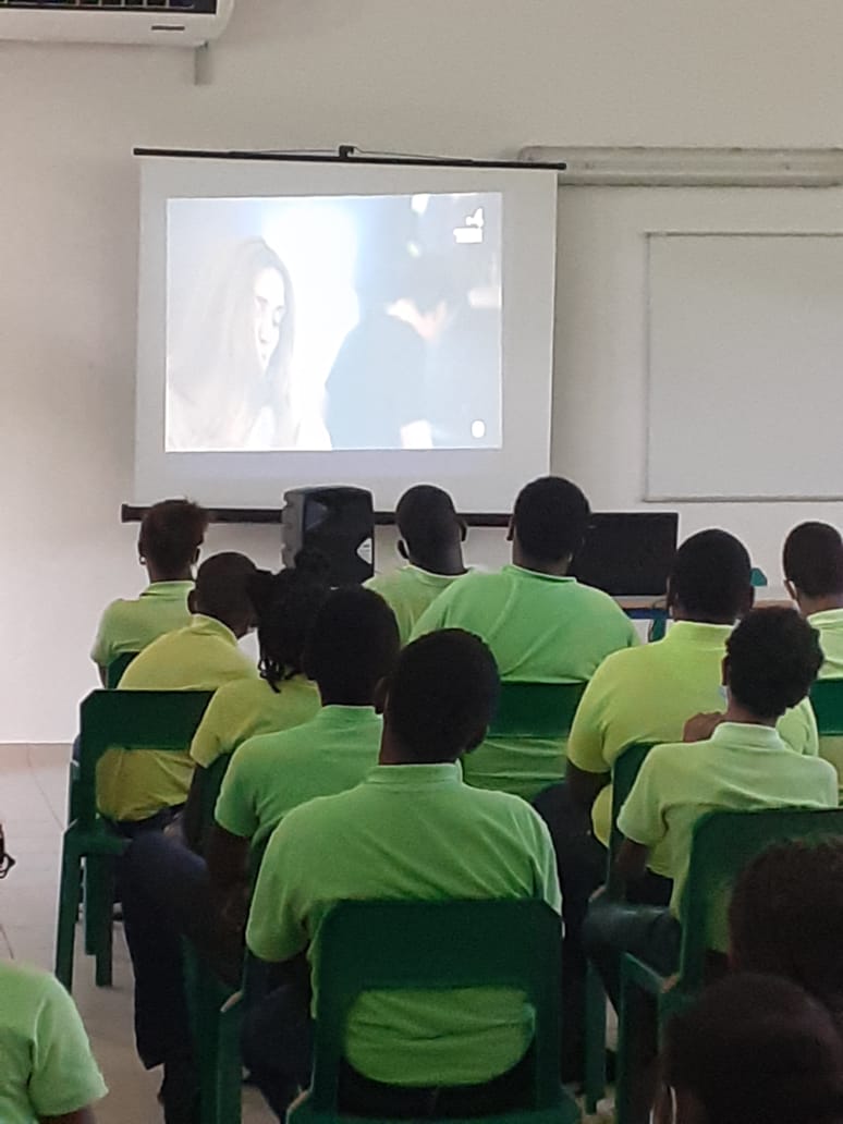 Lutte contre le harcèlement : action de prévention et moment d'échange avec les jeunes au Collège A.Césaire de Basse-Pointe et dans 20 autres établissements de l'académie avec "Marion 13 ans pour toujours " de Bourlem Guerdjou. <a href="/PascalJanTweets/">Pascal Jan ✏</a> <a href="/corinne_gau/">Corinne Gau</a> <a href="/acmartinique/">Académie de Martinique</a>