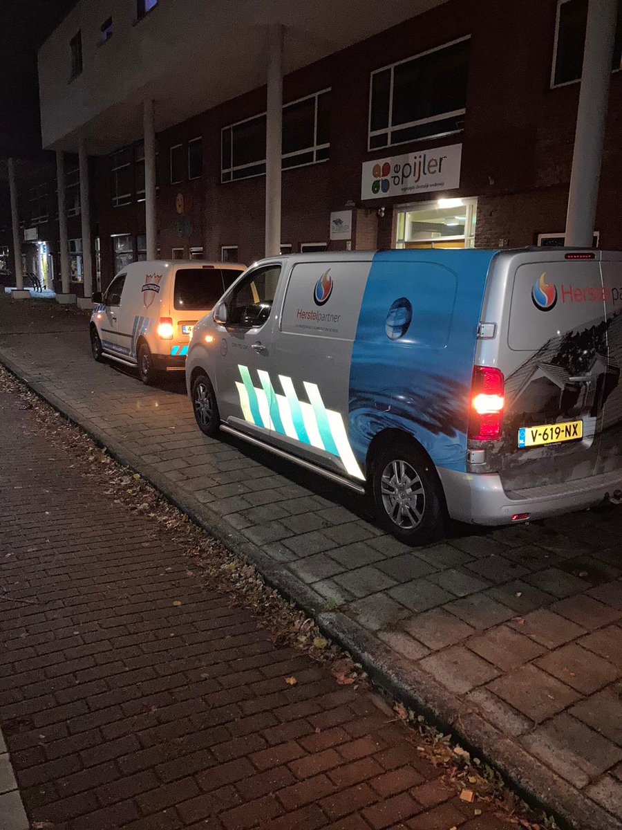 Herstelpartner's tweet photo. Als de beveiligers van @Multiwacht tijdens hun surveillance geconfronteerd worden met #calamiteiten staat #Herstelpartner 24/7 voor ze klaar om direct te acteren om noodvoorzieningen te treffen. Samen paraat! #inbraak #vandalisme https://t.co/kFr63c9Afj