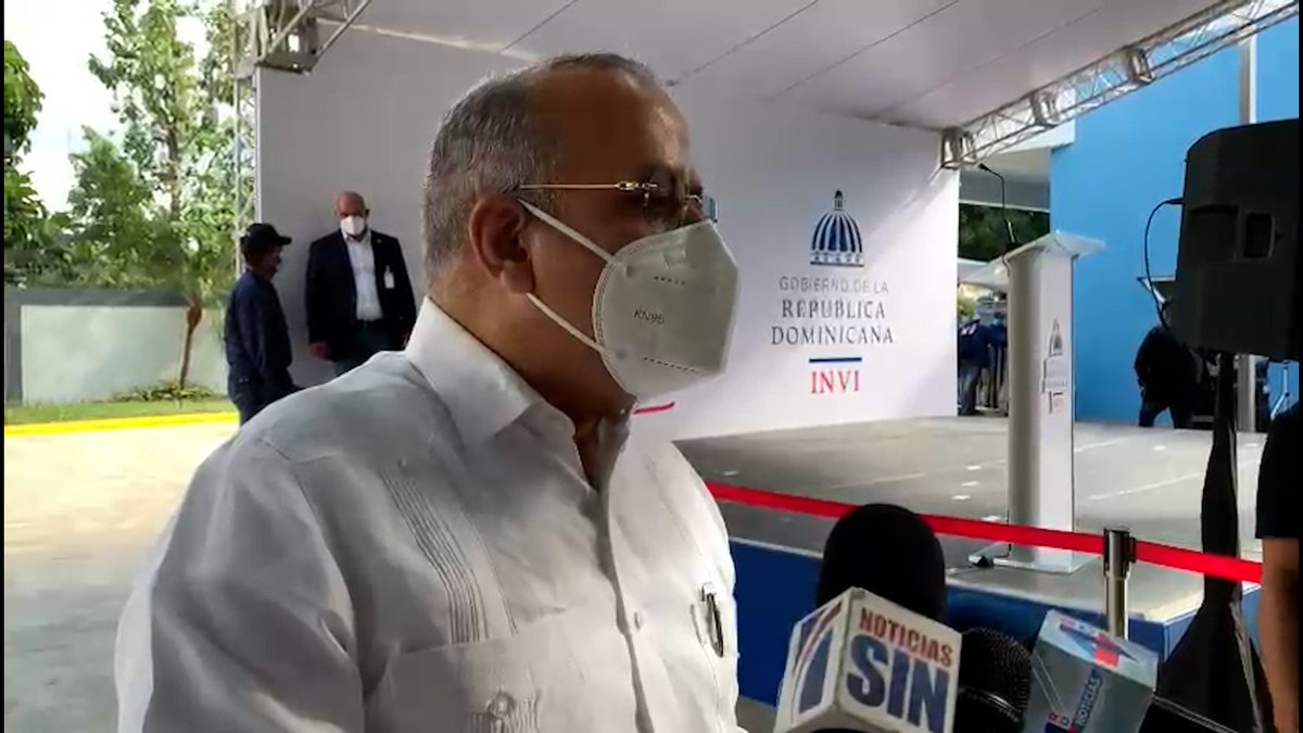 SaludPublicaRD's tweet image. Nuestro Ministro, @plutarcoariasmd exhortó a supermercados y demás establecimientos comerciales, cuya actividad se incrementa en el mes de diciembre, a mantener la organización, flujo y distribución de personas, respetando la distancia física y exigiendo el uso de las mascarillas