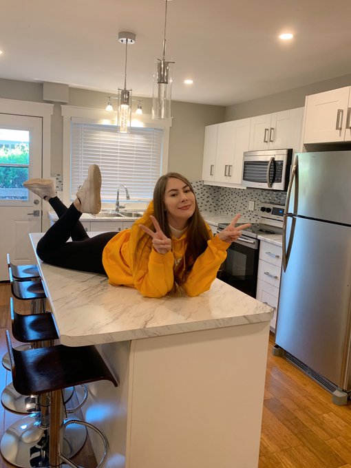 moving into my first place that isn&rsquo;t a total shithole!!! 🥰 thank you onlyfans https://t.co/RlEOsspy
