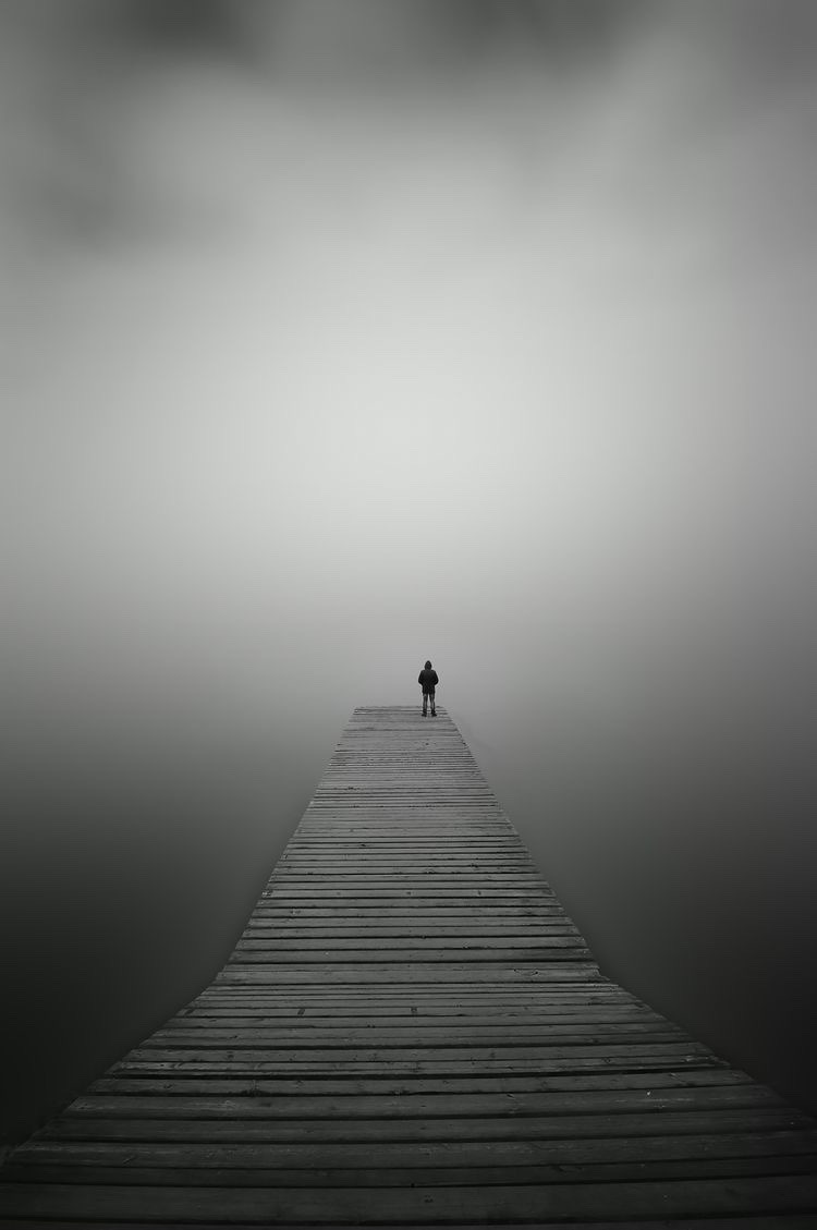 Geceleyin bir ses böler uykumu, 
İçim ürpermeyle dolar:-Nerdesin? 
Arıyorum yıllar var ki ben onu, 
Âşıkıyım beni çağıran bu sesin. 

🌸youtu.be/9ivlk6I01HY