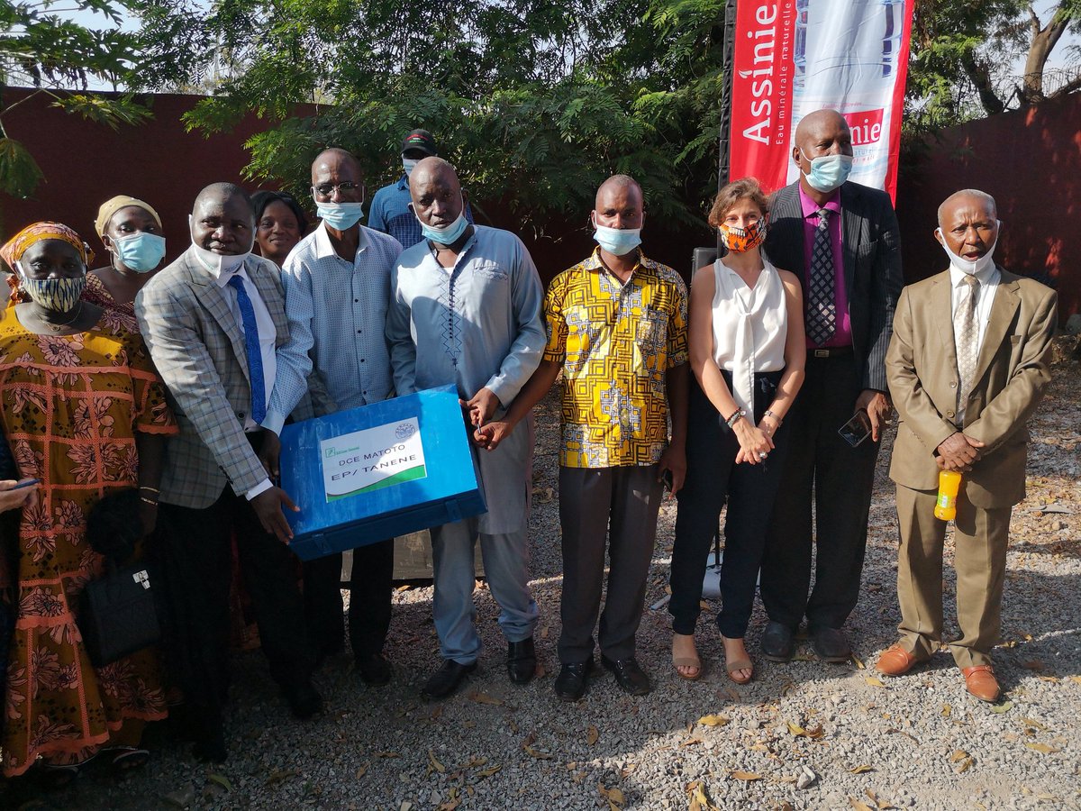 De la lecture pour les écoles ! 5 écoles pilotes de #Conakry vont bénéficier de biblio-malles grâce à l'association APROLEC et <a href="/UNICEFGuinea/">UNICEF Guinea</a> <a href="/PNUDGuinee/">PNUD Guinée</a>. 40 enseignants ont été formés par APROLEC à les utiliser, en partenariat avec <a href="/AmbaFrGuinee/">France en Guinée et en Sierra Leone</a> Beau travail d'équipe !