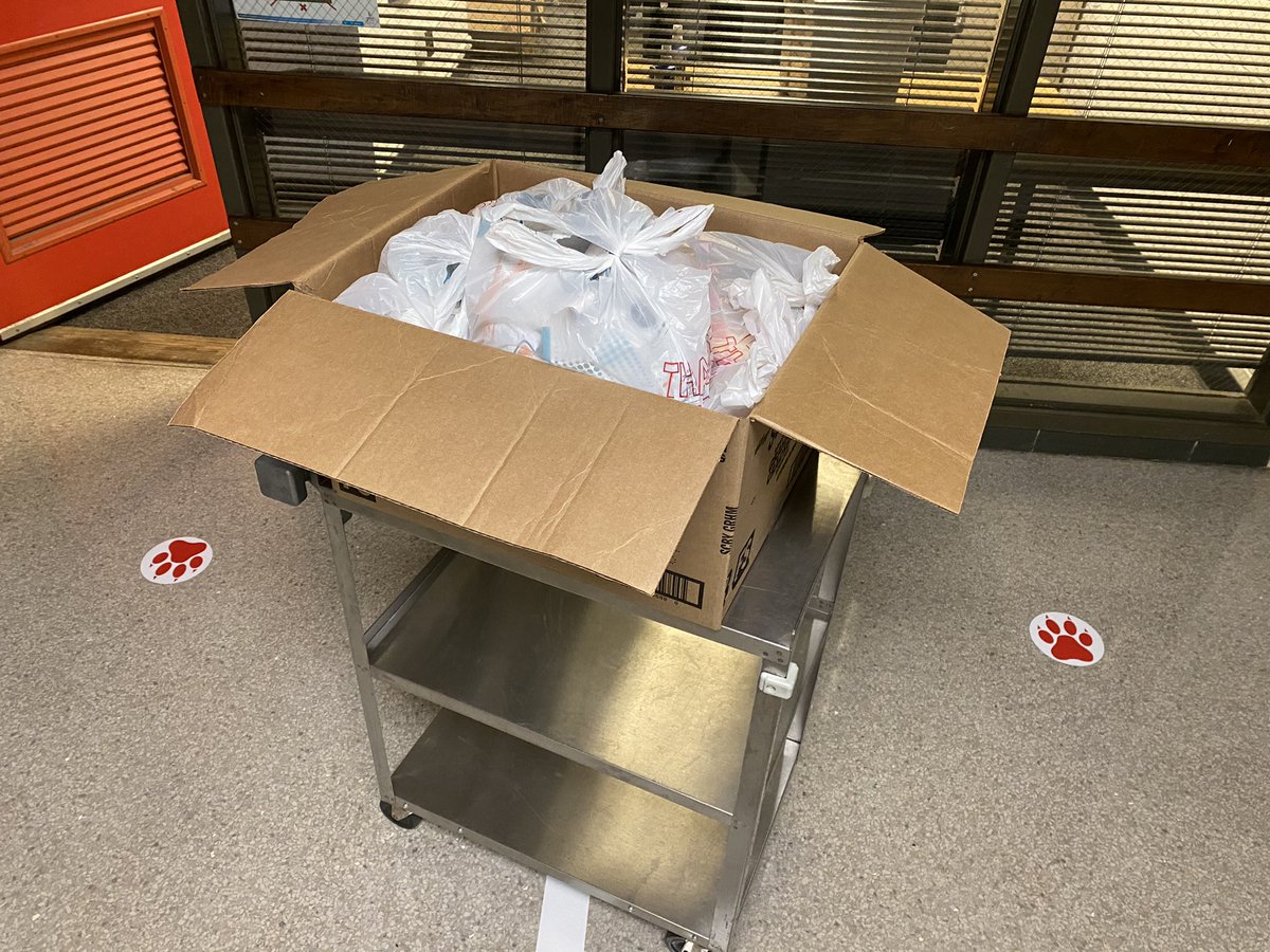 Proud of <a href="/MeyzeekMiddle/">@MeyzeekMiddle</a> nutrition team for reopening the kitchen to prepare meals for a family even after they had closed for the day! #BearPride #WeAreJCPS #KnowYourWhy #MiracleMiddleSchools @DRondageorge <a href="/JCPSAsstSuptMS/">Heather Benfield</a>