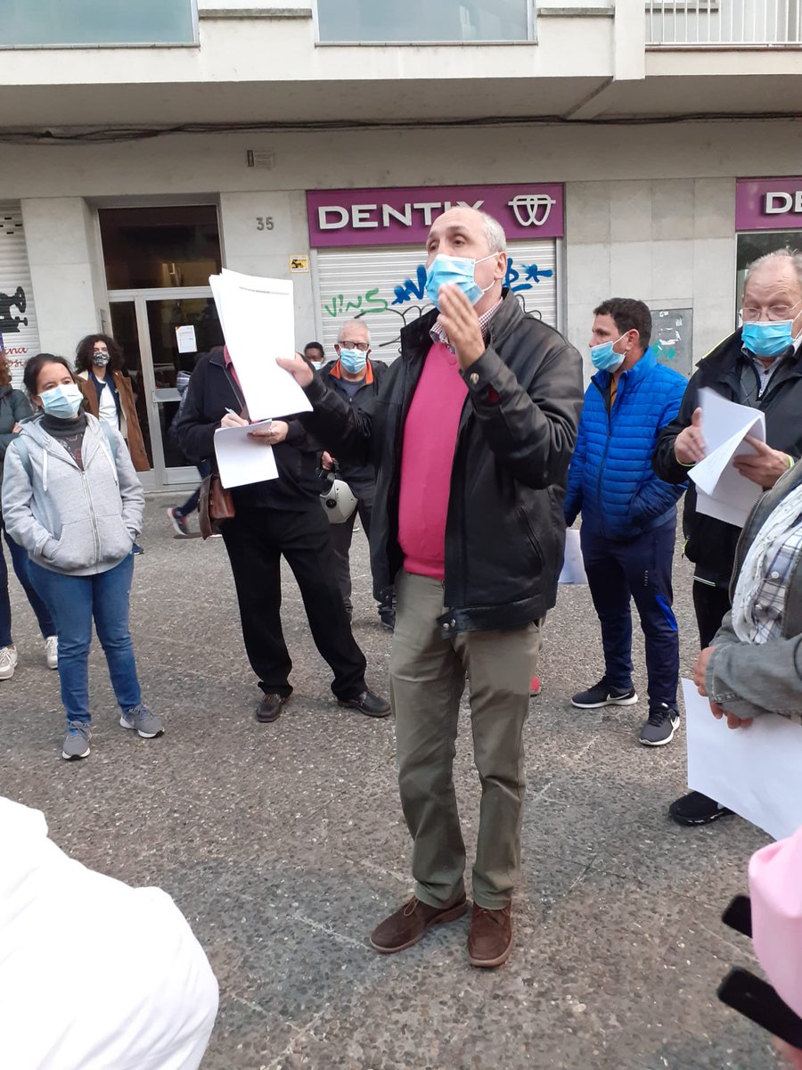 Unidoscontraid1's tweet image. Hoy en la puerta de la clínica de Girona
