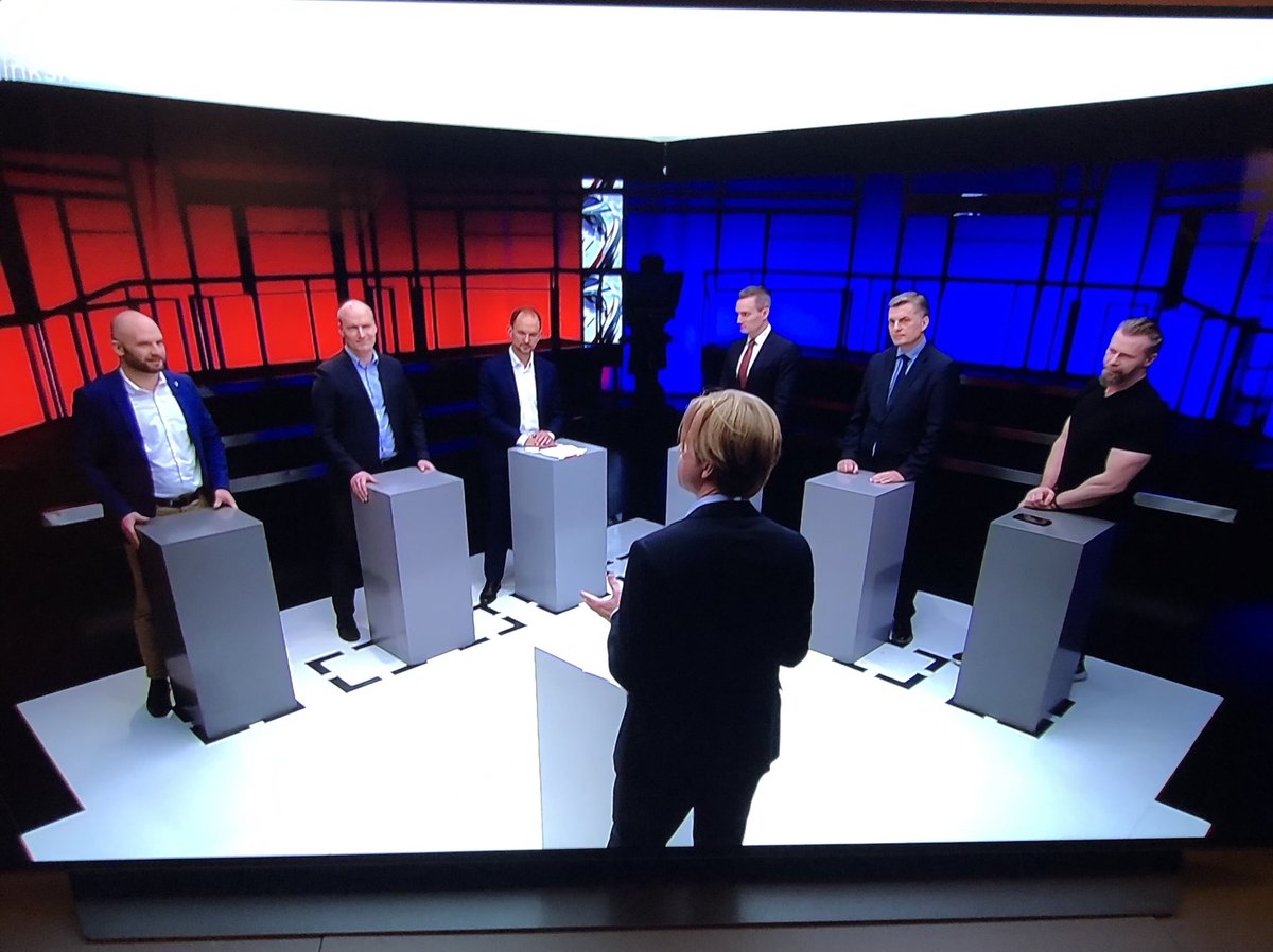 Således opmuntret🤨 6 mænd der kloger sig ⁦@DebattenDR2⁩ - Konsekvenser for Mette? - det vil jeg ikke blande mig i men jeg kan da for Søren ikke begribe at der ikke findes en eneste kvinde der mener noget om den sag? #Blindspot #RoleModel