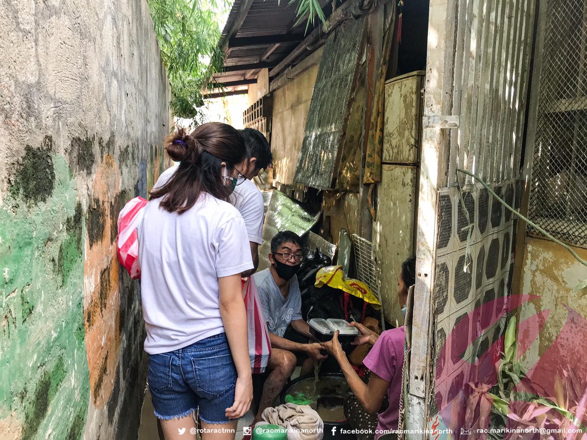 RotaractMN's tweet photo. Last November 15, we were handed more 100 packed lunch by Jemso Travel and we have distributed it to our neighbors in San Roque, Marikina City. 

We are still accepting donations for both Marikina and Tuguegarao! People are still trying to get back up! 

#UlyssesPH 
#Rotaract https://t.co/VUD7PSdB4X