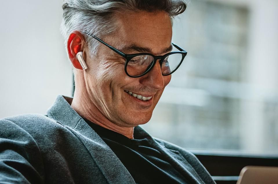 HearingReview's tweet photo. New Olive Pro Blends Hearing Aids With #Wireless #Earbuds https://t.co/yyzFuIYMRZ #olivepro #forbes #hearingaids #OTC https://t.co/p95HD6q9Mk