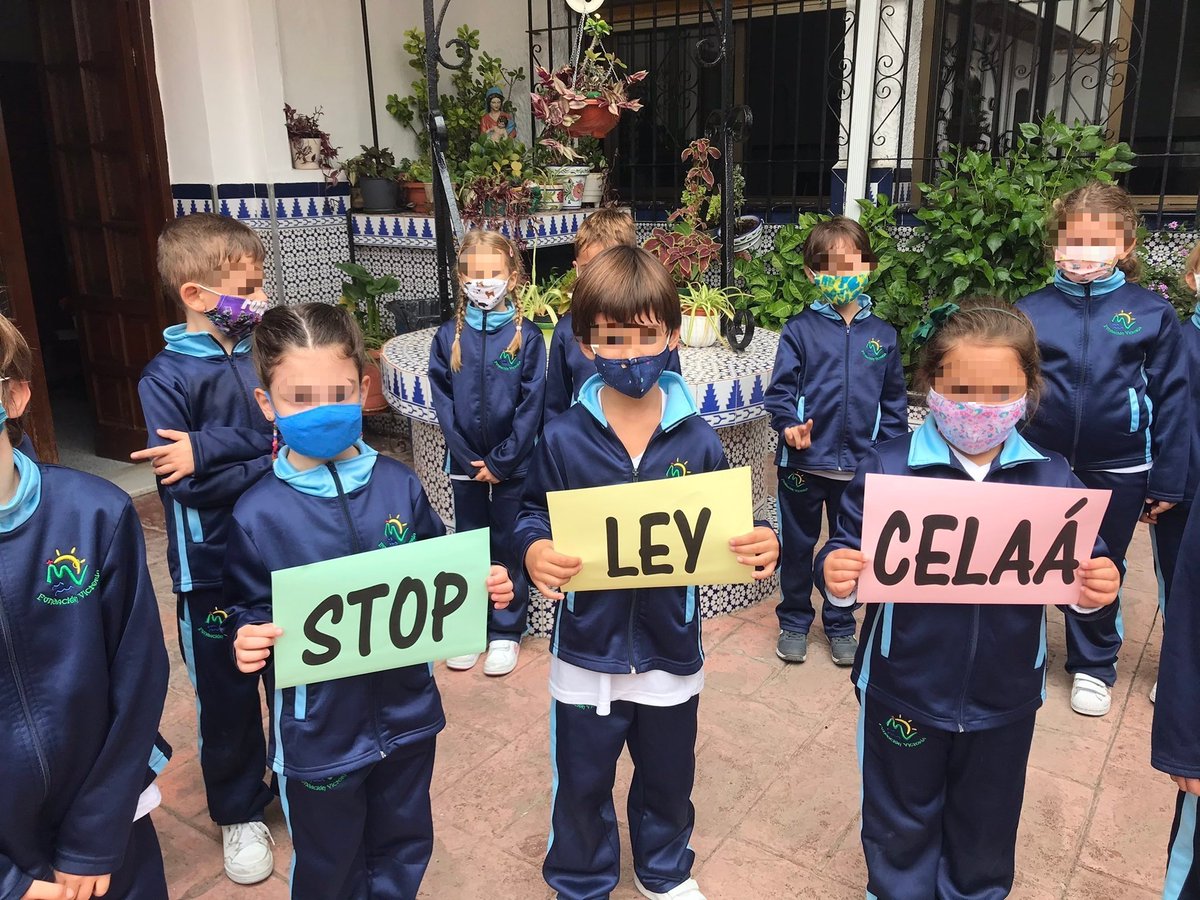 FonsiLoaiza's tweet photo. Los colegios concertados (gestión privada subvencionados con fondos públicos) utilizando niños como arma de protestas. Son los mismos que dicen que en "las escuelas catalanas adoctrinan". Lamentable. https://t.co/NqQYI5tccl