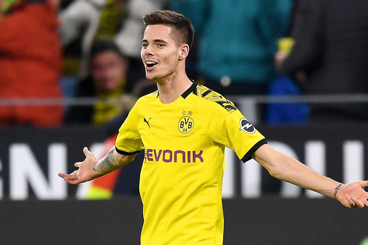 Julian Weigl has played in both single and double pivot systems with the particular intention of allowing the attacking full-backs to play higher up the pitch. Defining his position is very difficult, one may call it touchline to touchline but horizontal instead of vertical.
