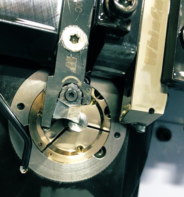 schmidtcut's tweet photo. Utilising the same inserts for left and right hand holders, saving stock levels, for the parting off is possible with WhizTwin! Here in a SR20 together with a JBS guide bush. @WhizCut #jbs #flexibleguidebush https://t.co/1tcVWShu6i