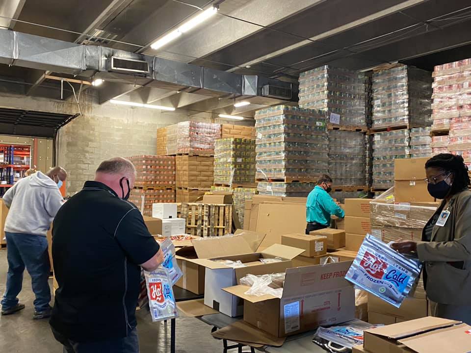 PolkSchoolsNews's tweet photo. All hands on deck! It's been a major undertaking to get all of this food ready to keep Polk's children fed during the Thanksgiving break, but luckily we have an extraordinary staff to get it done -- from our warehouse employees to Superintendent Byrd! https://t.co/x2QLDhYALF https://t.co/BAm72NHkVV