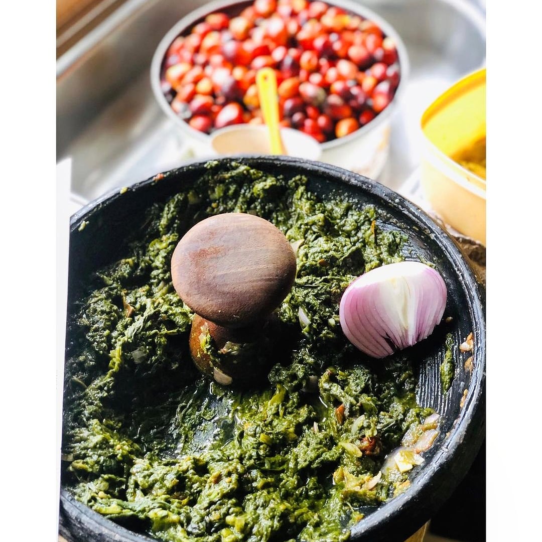 ghanaianfoodnet's tweet photo. Proudly traditional gastronomy for #WorldAsankaDay on 30/11
📸 @propel_culture  
Kontomire stew preparation.
📷: @gilbertbkowusu 
#kontomire #tapoli #eatlocal #Nkontomire #GhanaianCooking 
#Asanka #GhanaianFoodNetwork #BanPlasticGhana #EcofriendlyUtensils #EcofriendlyHabits https://t.co/rVW5X8RSDY