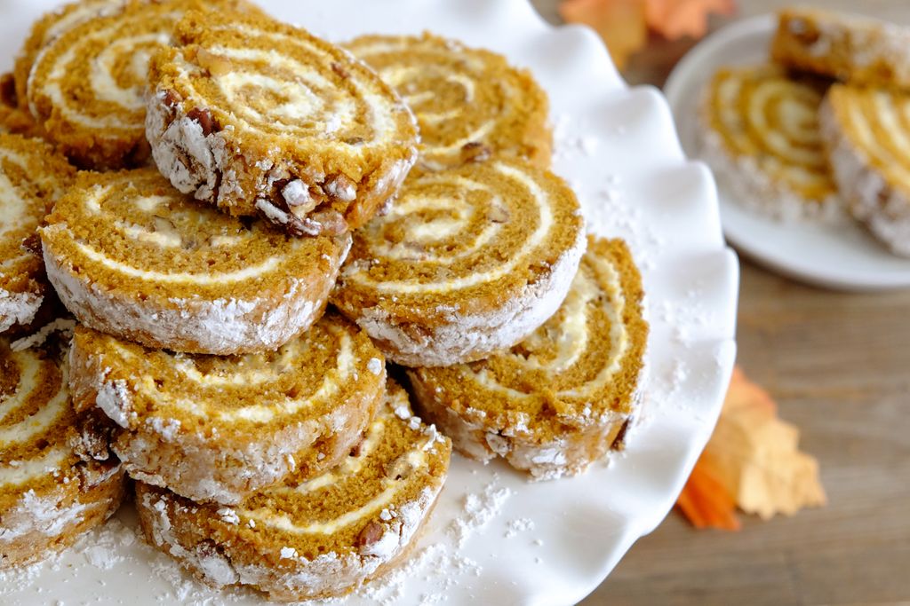 Who wants a piece of this pumpkin roll? 🤤 Soft, moist pumpkin cake rolled with our delicious cream cheese frosting and walnuts. The best Fall treat! Order at ingallina.com