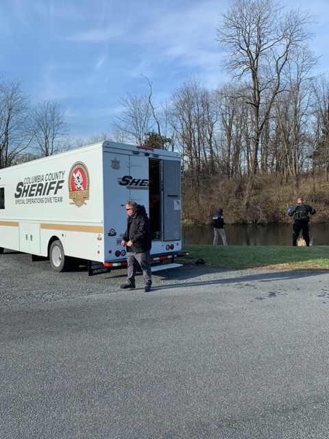 WNYT's tweet photo. #BREAKING: Body found in #Claverack pond

>>STORY: https://t.co/vfPopBvzQa
(📸: @CCNY911) https://t.co/HvrTOyTHXu