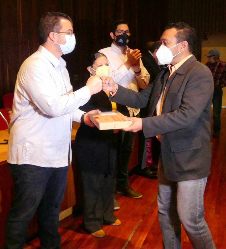 soyCesarTrompiz's tweet photo. En nombre del Pdte @NicolasMaduro, en compañía de las autoridades universitarias de la Universidad Central de Venezuela #UCV , estuvimos fortaleciendo el Plan #UniversidadEnCasa a través de la dotación tecnológica a nuestros profesores ¡Juntos Venceremos!

#CLAPEnVanguardia https://t.co/3CcEHpVuX6