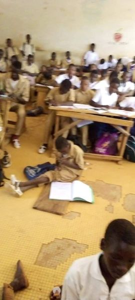 FarafinaW's tweet photo. Au pays d'émergent de @AOuattara_PRCI, les élèves de 6eme sont assis à même le sol à Tengréla, une ville de Côte d'Ivoire, dans la région des Savanes. Elle est située à l'extrême nord!  
@JY_LeDrian 
@EmmanuelMacron 
Vu sur le net https://t.co/KUDkkQx6EF