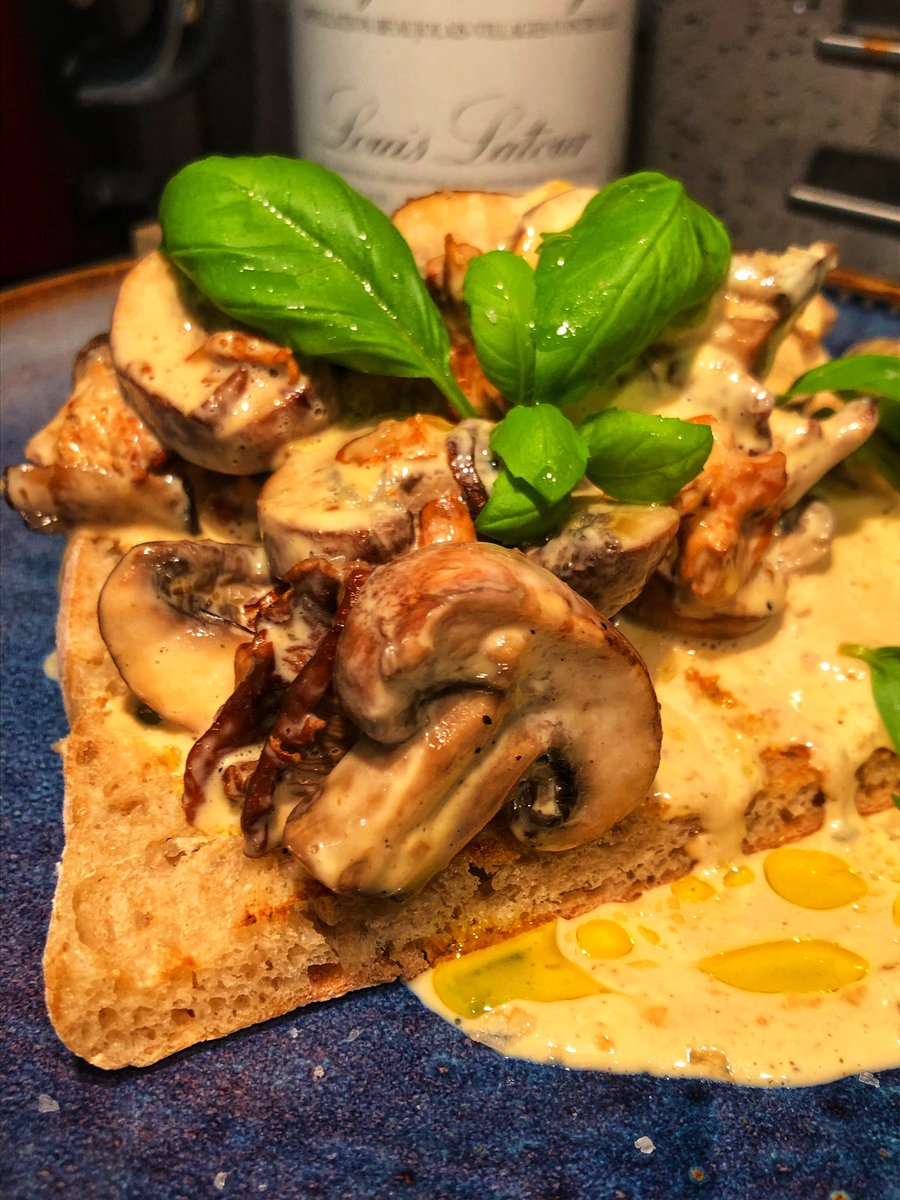 Lovely supper tonight....⁣
⁣
🍄🍄🍄🍄🍄🍄🍄🍄🍄🍄🍄🍄⁣
⁣
Creamed Garlic King Oyster, Girolles &amp; Chestnut Mushrooms, Grilled Ciabatta &amp; Truffle Oil ⁣
⁣
Thanks to the <a href="/CreakyShed/">The Creaky Shed</a> in Greenwich for the Mushers 🍄👍

Did you know The Creaky Shed is now 100% plastic free 👊🏻