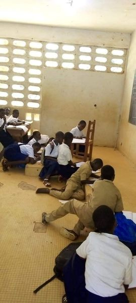FarafinaW's tweet photo. Au pays d'émergent de @AOuattara_PRCI, les élèves de 6eme sont assis à même le sol à Tengréla, une ville de Côte d'Ivoire, dans la région des Savanes. Elle est située à l'extrême nord!  
@JY_LeDrian 
@EmmanuelMacron 
Vu sur le net https://t.co/KUDkkQx6EF