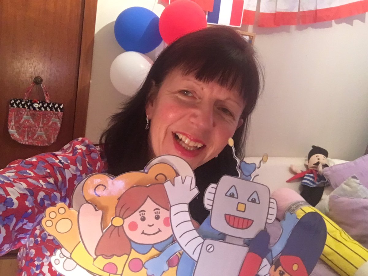 AndreaHWatt's tweet photo. ‘Il fait froid aujourd’hui’ We jumped, ran, danced and jumped to stay warm! @LaJolieRondeLtd #LanguageLearning #funwithfrench 😀🇫🇷💕🥶 https://t.co/7vk8p3HJYn