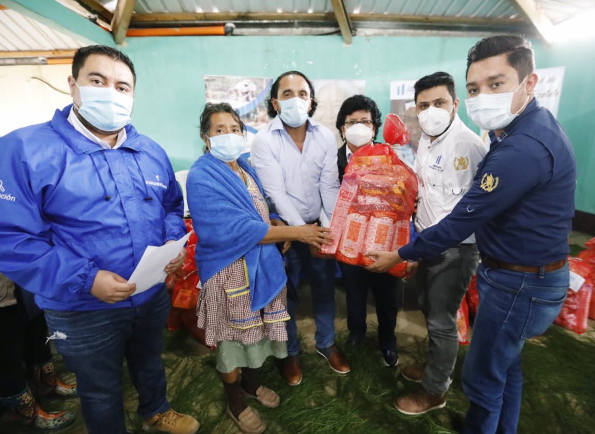 #CentroDeGobierno acompañó la entrega de sacos de alimentos que <a href="/SosepGob/">SOSEP</a> realizó en San Carlos Alzatate, Jalapa, a 200 adultos mayores en condición de extrema pobreza, como parte del plan piloto “Redes Comunitarias de Protección Para Personas Mayores”. #GuatemalaNoSeDetiene