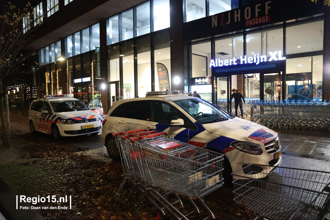 regio15's tweet photo. Veel hulpdiensten aanwezig voor een verwarde vrouw bij de #AlbertHeijn in #Delft, waaronder de onderhandelaar, medewerkers van het traumateam, ambulances en agenten. Ook een arrestatieteam is ter plaatse. https://t.co/nFkCv60pjy