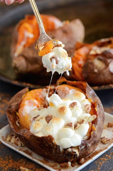 GrillingChats's tweet photo. Q9 #GrillingChats Who has tried this? Sweet Potato. Butter. Spices. Marshmallow. FIRE! Man, these tater boats look delish.
..
#foodies #bbq #grilling #chef #Fall #Autumn https://t.co/xtfIGYMStC