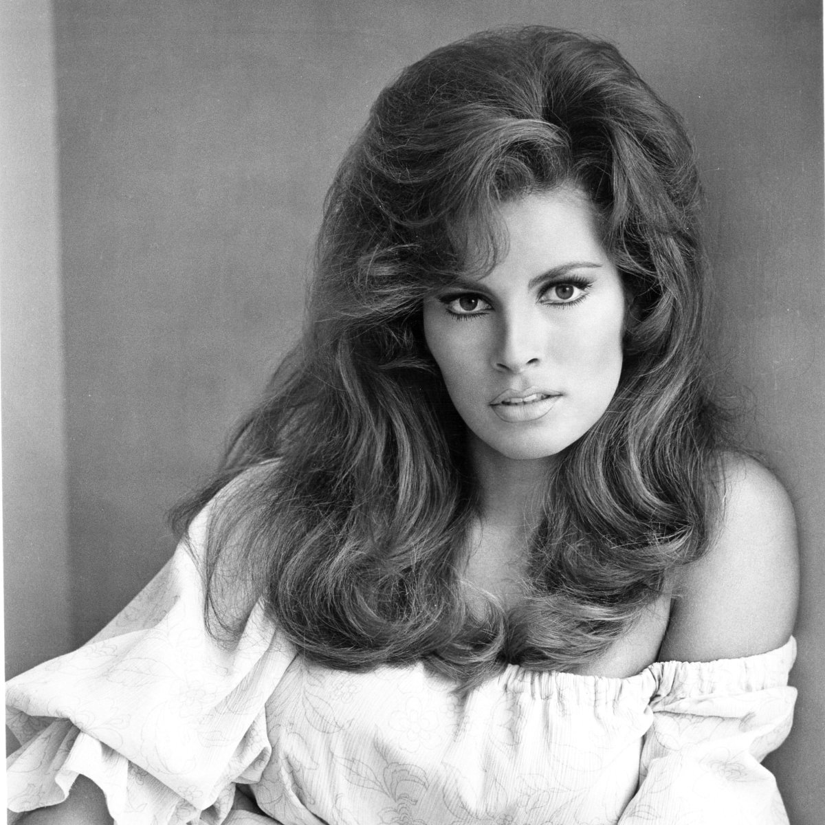 Trivia_Boss's tweet image. Raquel Welch is an American actress and singer. She first won attention for her role in Fantastic Voyage (1966), after which she won a contract with 20th Century Fox. They lent her contract to a British studio, for whom she made One Million Years B.C. (1966).