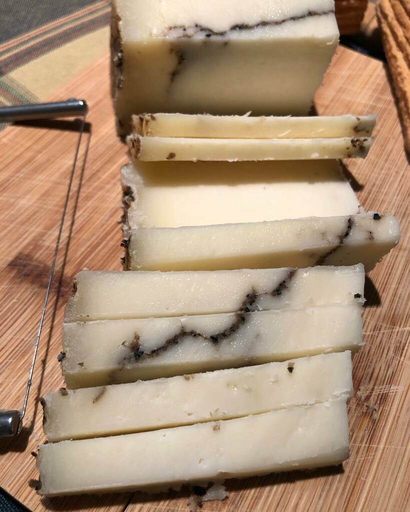 Un #queso que nos chifla 😜, es el #pecorino al #tartufo. Se trata de un #quesoitaliano con un gran aroma gracias a la #trufa. 🧀

#pecorinoaltartufo #pecorinotrufado #formatge #cheese #italianfood #italiancheese #quesolover #notodofoodies #montgat instagr.am/p/CHyOrGEB-HH/