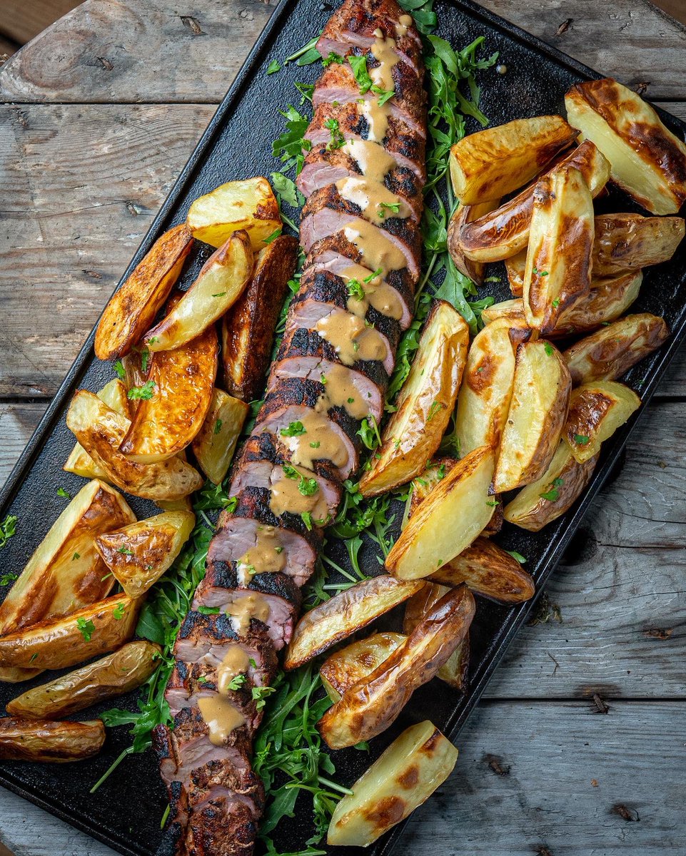 Grilled pork tenderloin for dinner

#kamadobjorn #kamadojoe #firesquad #grill #grilla #grillat #pork #porktenderloin #fläskfile #mat #food #foodphotography #foodphoto #foodpics #instafood #foodstagram #kamadojoenation #eeeeeats