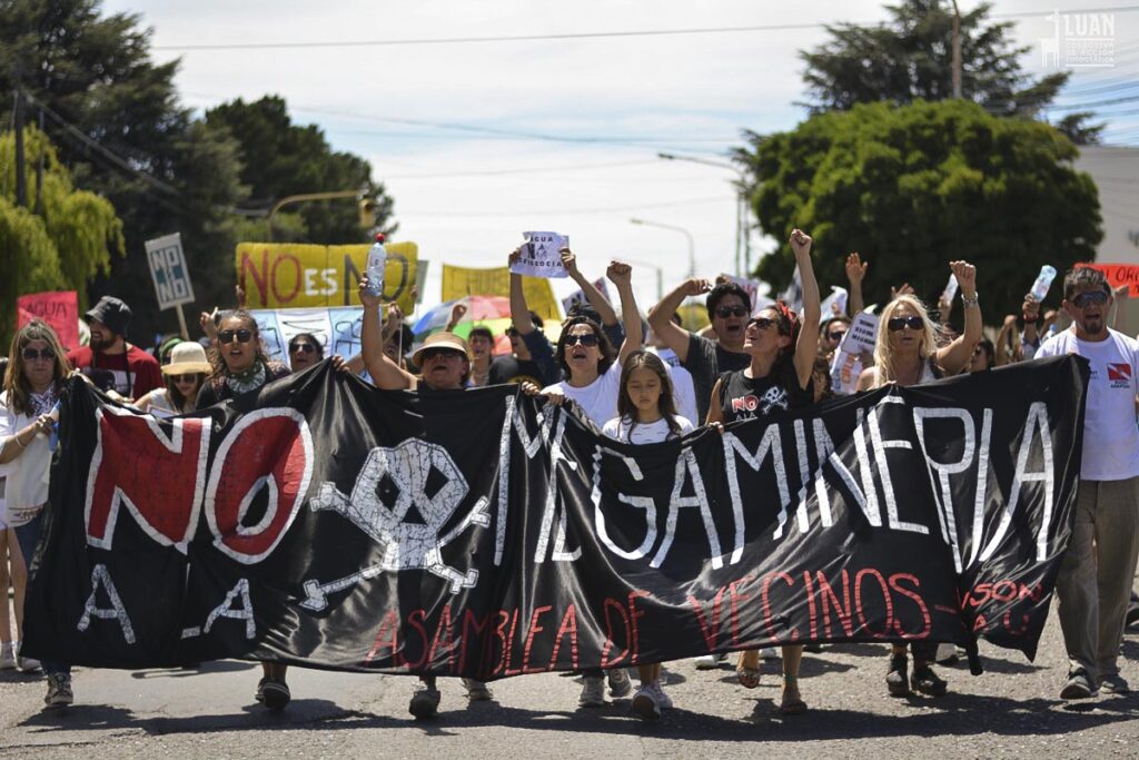 A pesar de la persecución, el pueblo de Chubut continua movilizándose. Esta tarde hay actividades en toda la provincia: 
18 hs Marcha en Gualjaina 
18.30 Asamblea en El Hoyo 
19.00 Asamblea en Esquel
19.00 Marcha de antorchas en Rawson
20.30 Marcha de antorchas en Sarmiento