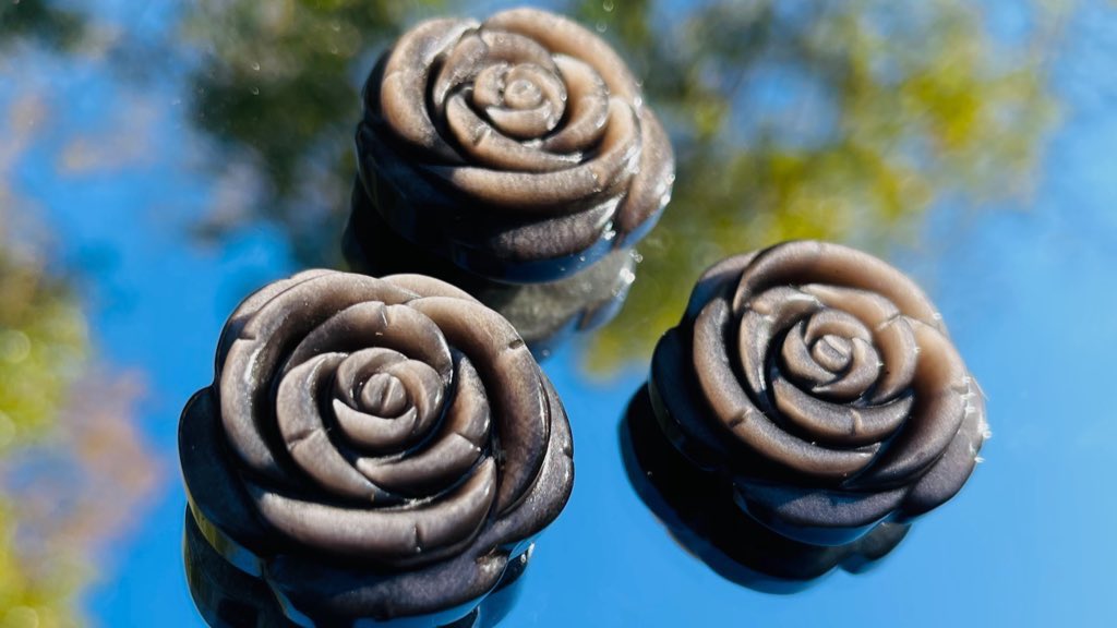 artbyjacstudio's tweet photo. Thorn Jewelry Collection restock goes live tomorrow at 2pm est ~ expect some new items, including these crystal roses 🌹

25% of the collection will be donated https://t.co/hTtxpqN6yV