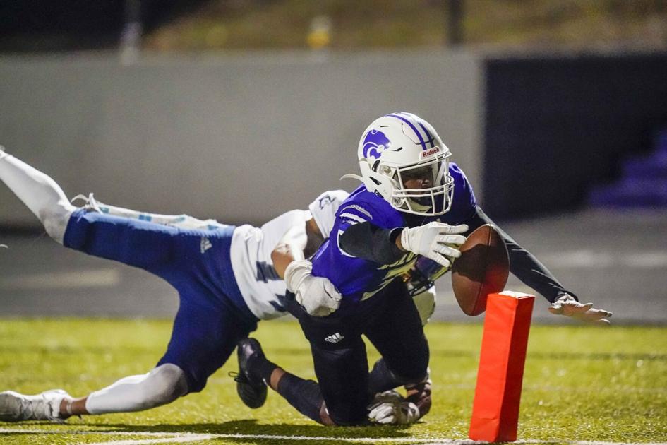 GDPsports's tweet photo. Dunwoody stands between Duluth and first winning season, playoff berth since the mid-1990s @DuluthFB @Coach_Cam_Jones #GwinnettFB  https://t.co/6xaswFKRN7 https://t.co/Cil1byxSzF