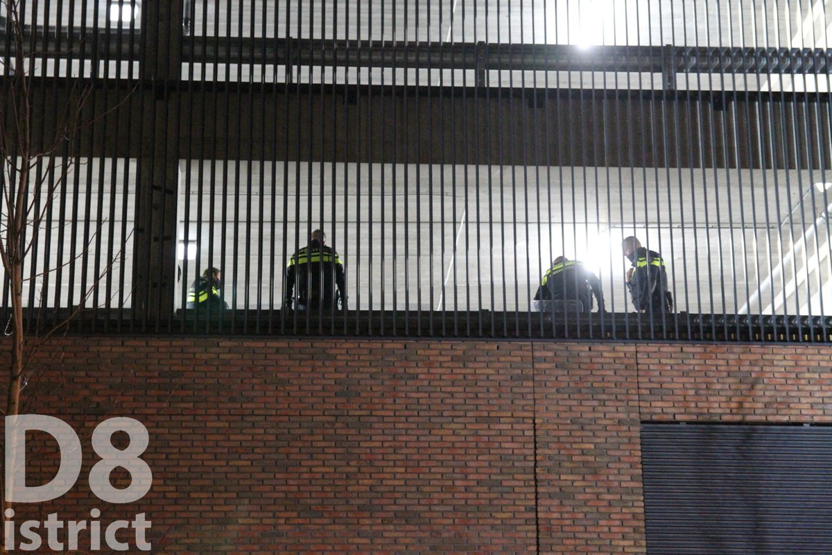 RedactieD8's tweet photo. De politie is in grote getalen aanwezig op de #MartinusNijhofflaan in #Delft voor een mevrouw die zichzelf iets dreigt aan te doen. Brandweer, ambulance en MMT staan stand-by om de politie te assisteren bij de parkeergarage van Albert Heijn. https://t.co/EOsMwOO0Fv