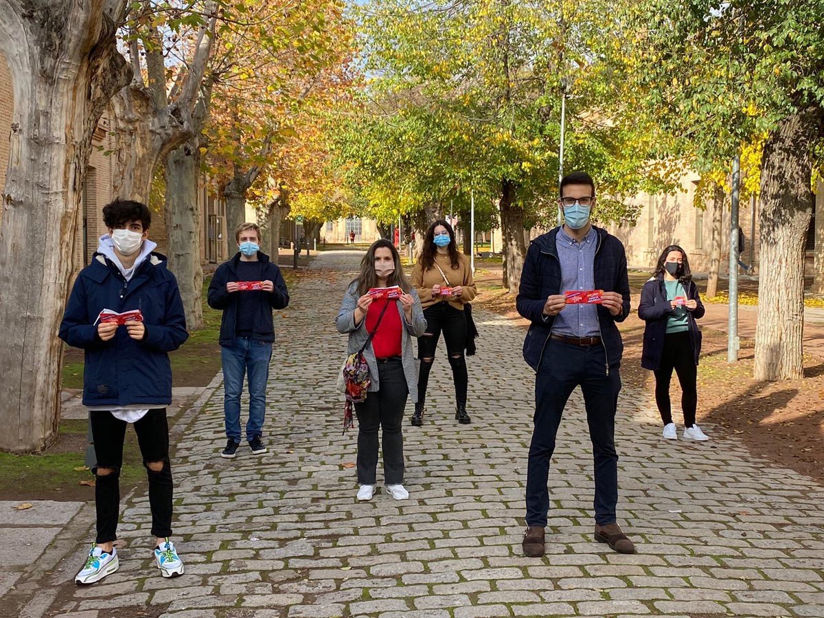 AuroraVDC's tweet photo. Esta mañana haciendo el reparto de mascarillas con @jjsscm y @JJSSToledo . Una campaña organizada por @JSE_ORG que promueve el ejemplo de su uso entre los más jóvenes.
#GeneracionResponsable https://t.co/muBDf2rqcG