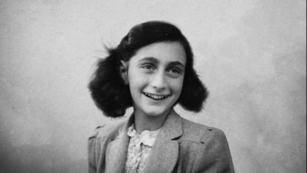 Trivia_Boss's tweet image. Anne Frank (1929-45) was a Young Jewish diarist. During her childhood, her family was forced into hiding from the Nazis. Living in difficult circumstances and close confinement with many other people, she retained good humor and a positive outlook on life.