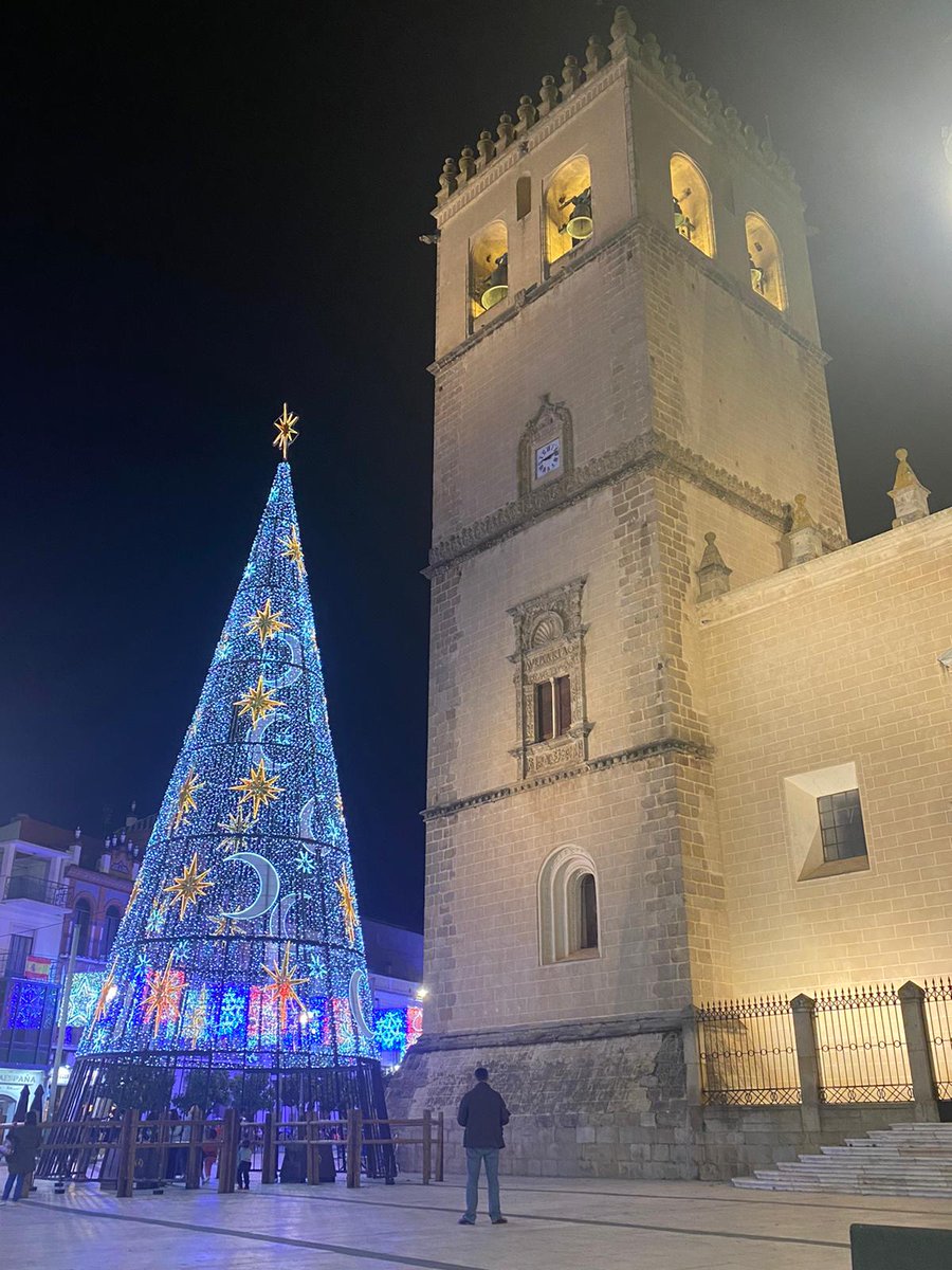 #Badajoz se adelanta al resto de municipios extremeños con el encendido de su alumbrado navideño una semana antes del #BlackFriday2020
El objetivo según el <a href="/aytodebadajoz/">Ayuntamiento Badajoz</a> apoyar al comercio y a la hostelería.