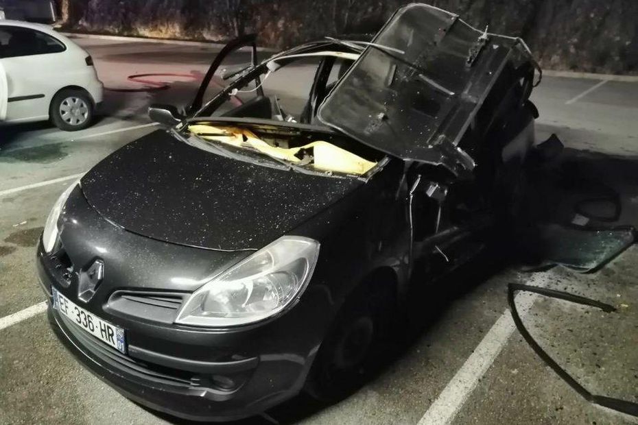 🇫🇷 FLASH - 4 filles de 16 à 25 ans qui sniffaient du #gaz contenu dans un aérosol anti poussières ont été blessées dans l'#explosion de leur #Renault Clio. L'une d'elles a en effet allumé une chicha ou une cigarette, provoquant l'explosion, en banlieue d'#Oyonnax. (FR3) #Ain