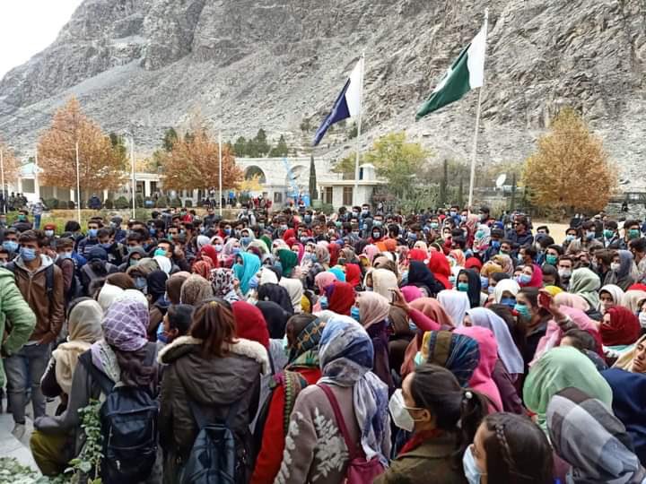 SaqibHussain499's tweet photo. Students of the Karakorum International University Gilgit held a protest demonstration against the official allegedly involved in harassment of female students while processing their scholarship documents.
#WeWantJustic
#SayNoToHarrasment
#KIU_Gilgit
#GB_voice https://t.co/D3k6lK2Go3
