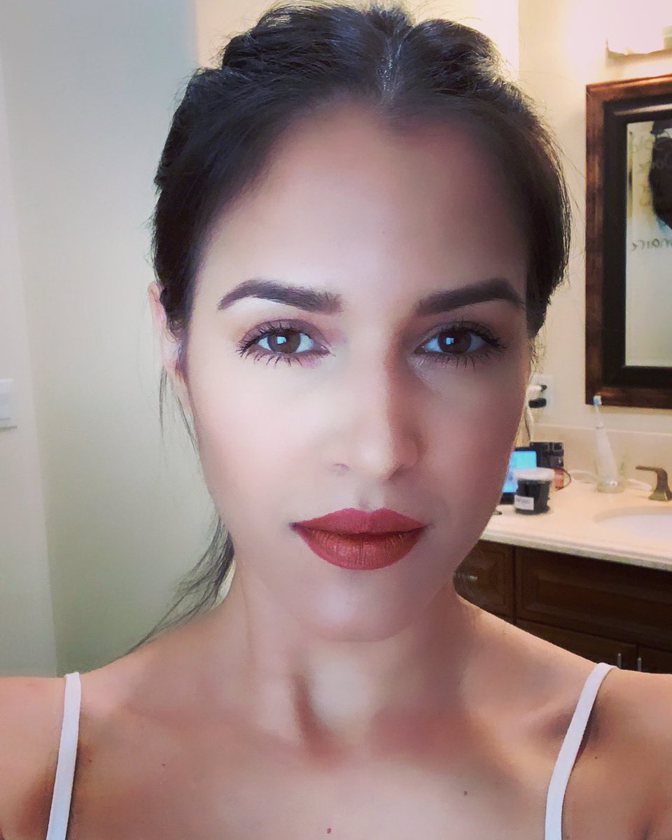 ScoTriplets's tweet photo. Half mooning 🌗 #sco #scommunity #moon #lighttricks #makeupoftheday #redlipstick https://t.co/lQMsuPpV22