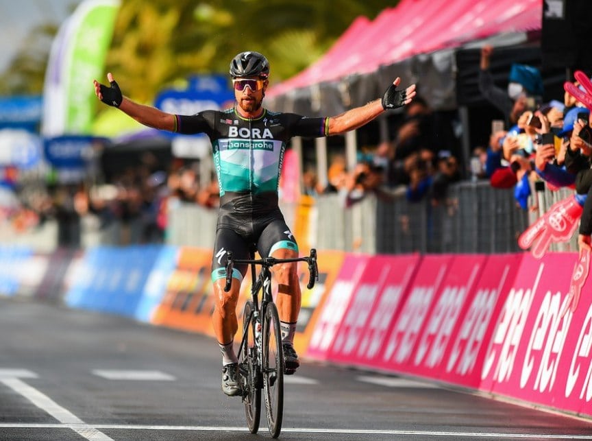 Peter Sagan 2020: 10 podiums dont 1 victoire ( 1 étape du Giro), aucun sprint massif gagné mais 3 podiums sur le Giro, 2 sur le Tour, 2e du classement par points du Giro et du TourPlus beau sprint: Giro, étape 4 (2e, battu d'un boyau par Démare)
