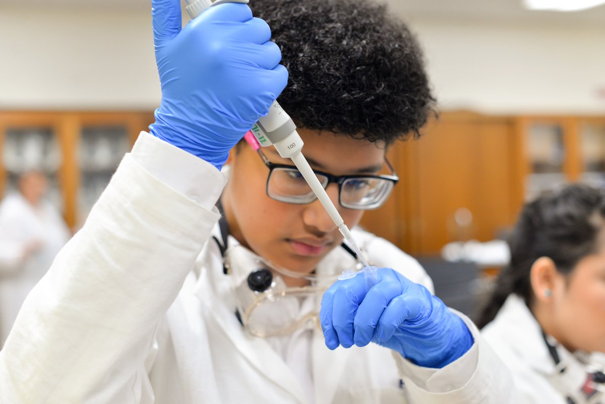 SallieBHoward's tweet photo. Are your children fascinated with science? We have the perfect program for them at SBH High School! Learn more today. https://t.co/5bBRvuu8iw
#SBHSEaglePride #SallieBHoward #CharterSchool #biotechschool #salliebhowardhighschool https://t.co/sMiTucF424