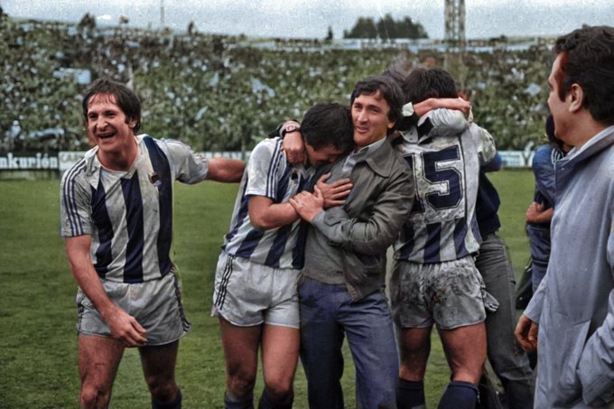 FOTOS HISTORICAS O CHULAS DE FUTBOL - Página 18 EnNxmHeXUAAFfaF?format=jpg&name=small