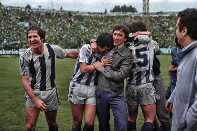 FOTOS HISTORICAS O CHULAS  DE FUTBOL - Página 18 EnNxmHeXUAAFfaF?format=jpg&name=small