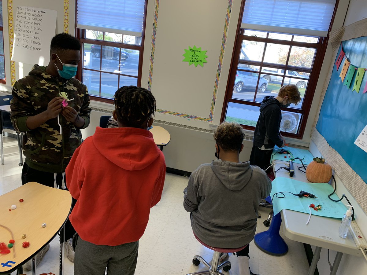 MathMrsCrowley's tweet photo. Making some ornaments for our tree downtown! #ackvisory #ackcps #crew18 #7thgradeisthebestgrade #ackcps ๐@HeyMsClarkson https://t.co/nSnamQ7e5c