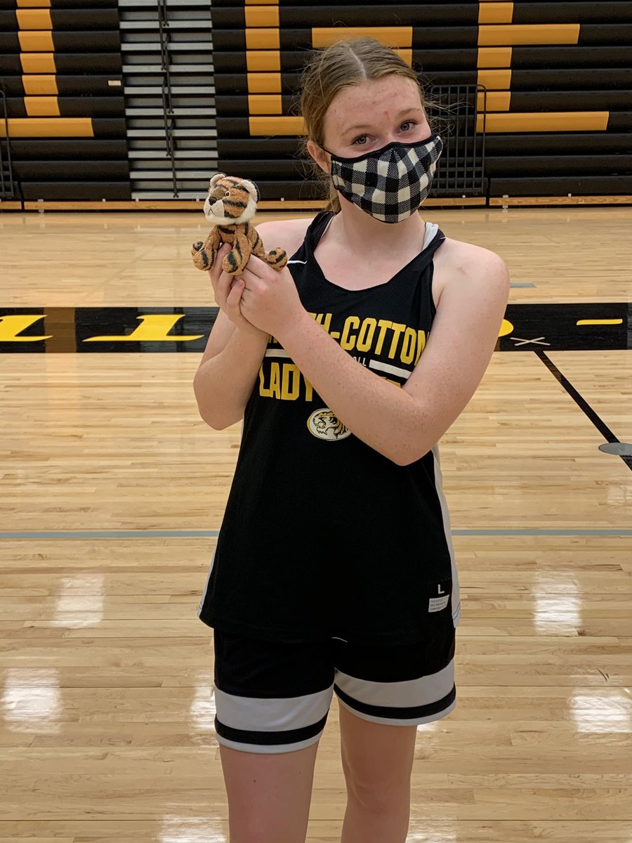 SCTigersGBB's tweet photo. Another freshman #TenaciousTiger winner for the day. Good work, Zoey Hieronymus!! Zoey plays much bigger than she is and isn’t afraid to take it to the paint!! We love her confidence. Keep it up, Zoey!
#NewEra https://t.co/HPVw2AHK08