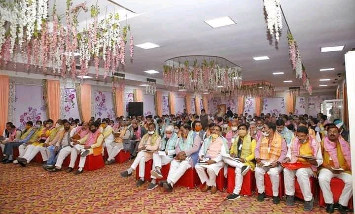 Bjp4Mainpuriup's tweet photo. आगरा में शिक्षक व स्नातक क्षेत्र के विधान परिषद चुनाव की तैयारियों की दृष्टि से श्री Swatantra Dev Singh जी मा.प्रदेश अध्यक्ष BJP की बैठक  में  प्रतिभाग किया।
बैठक में पार्टी के वरिष्ठनेता व कार्यकर्तागण उपस्थित रहे।
@BJP4India @PRADEEP_BJPMPI @swatantrabjp @BJP4UP @Bjp4Braj https://t.co/OQbf1q3WjT